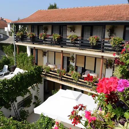 Mautner Bed & Breakfast 3*
